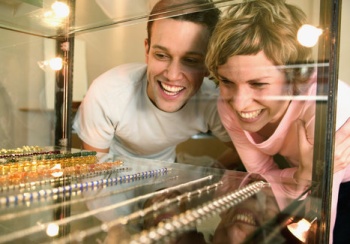 LED Spotlampen sparen dem Juwelier bzw. Besitzer des Juweliergeschäftes bares Geld