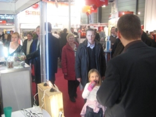 Präsentation von neuen LED Lampen und Strahler auf der Messe 8 LED Leuchtmittel Ausstellung GU10 MR16 8