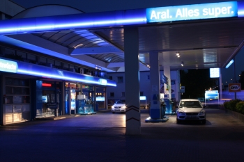 Aral Tankstelle mit LEDs